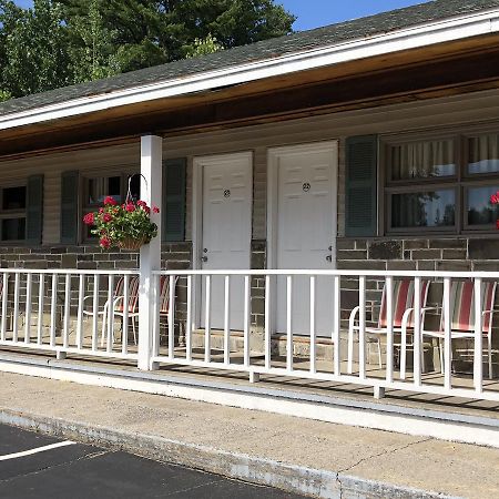 Wakita Court Motel Queensbury Extérieur photo