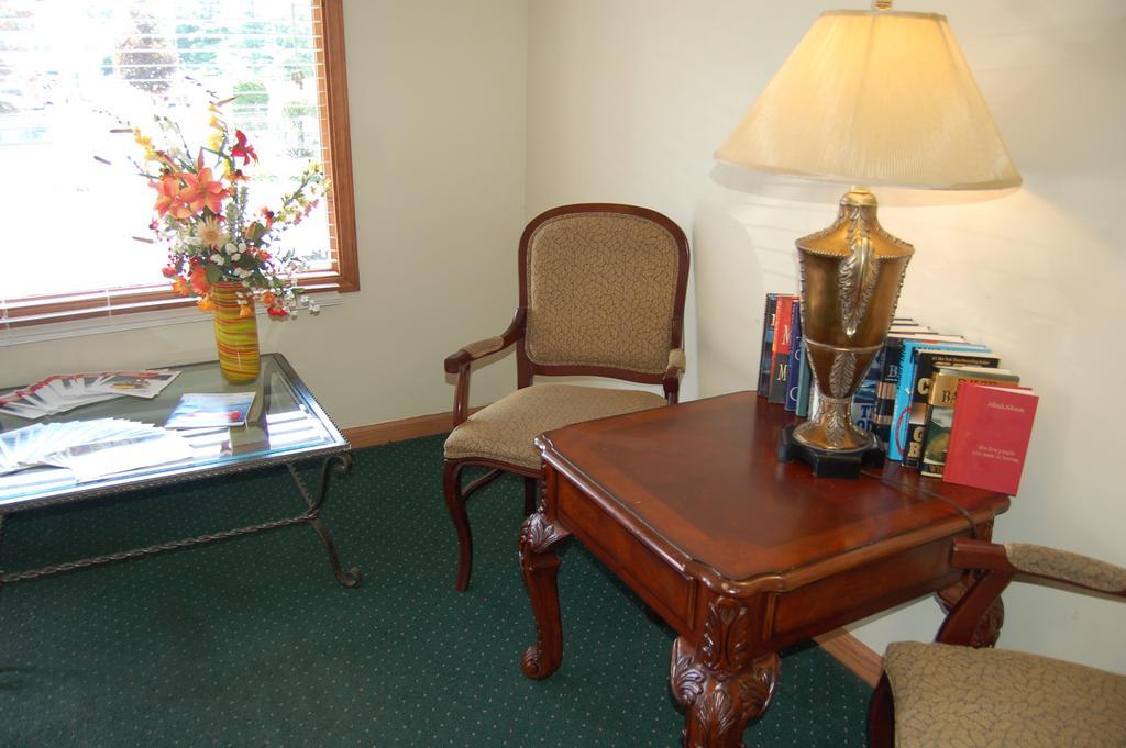 Wakita Court Motel Queensbury Extérieur photo