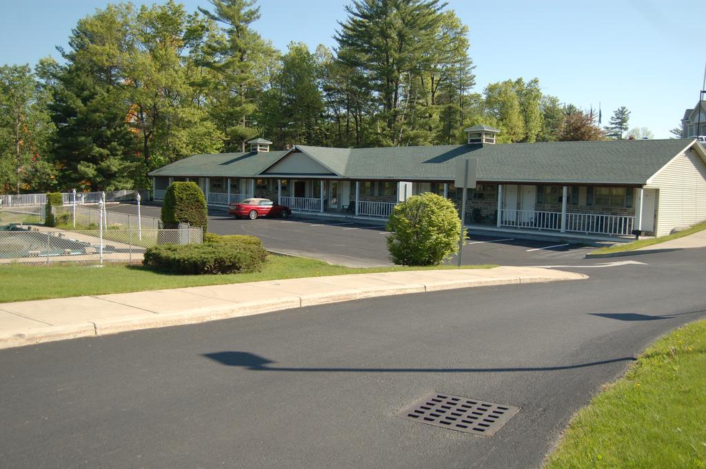 Wakita Court Motel Queensbury Extérieur photo