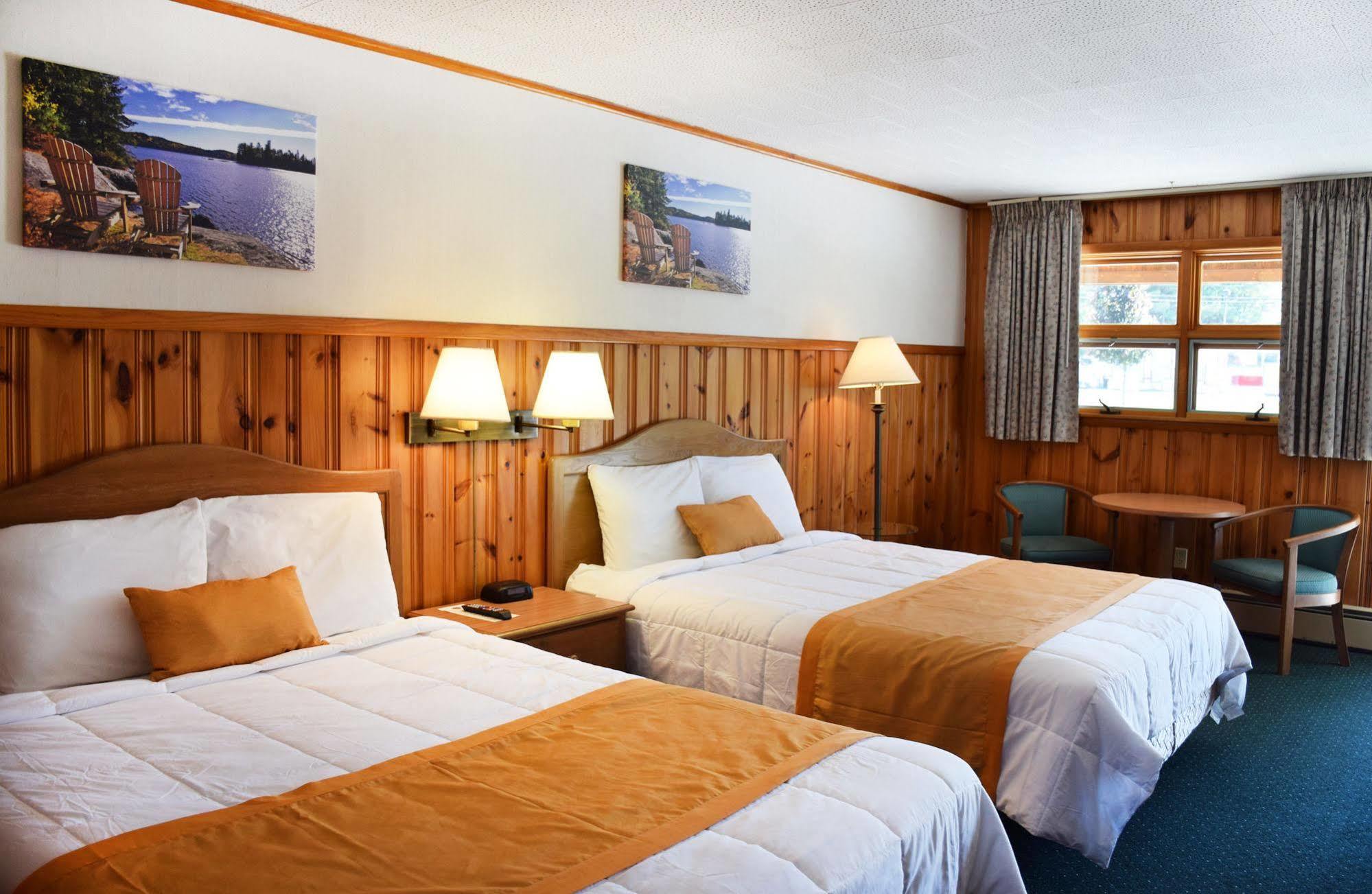 Wakita Court Motel Queensbury Extérieur photo